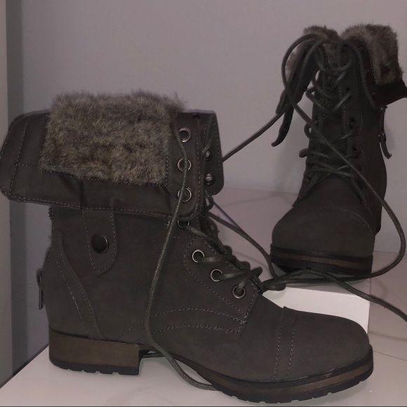 Pair of gray high top shoes - Picture 3 of 6